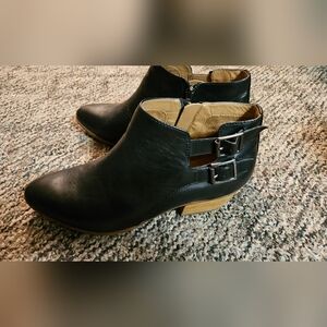 Clarks Women's Ankle Booties Sz 9.5 Sleek Black Leather Side Zip Buckled
